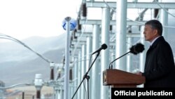 Экс-президент Кыргызстана на официальной церемонии открытия ЛЭП "Датка-Кемин", построенных на кредит в 389 млн долларов. 28 августа 2015 года.
