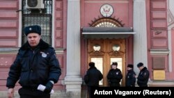  У здания Генерального консульства США в Санкт-Петербурге