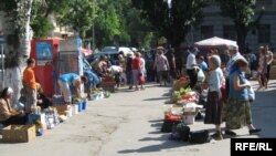 Ţărani vînzîndu-şi produsele la piaţă