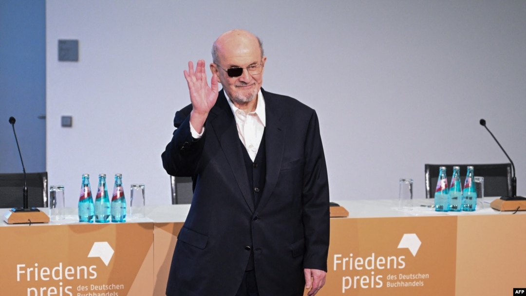 Scriitorul Salman Rushdie și-a pierdut un ochi după ce a fost înjunghiat, în timpul unui eveniment care îl avea ca invitat, de către un bărbat.
