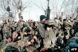 Чеченские боевики на празднике в честь Аслана Масхадова