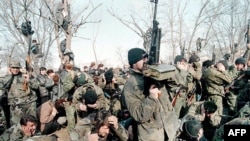 Чеченские солдаты отмечают день инаугурации Аслана Масхадова (12 февраля 1997 года)