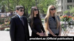 Дочери президент Азербайджана Ильхама Алиева — Арзу и Лейла — и сын Гейдар. Фото с сайта president.az.