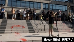 Crvena farba na stepeništu Palate pravde u Beogradu, 8. septembar 2025.