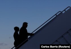 АҚШ-тың 45-президенті Дональд Трамп пен оның оның әйелі Мелания Трамп Эндрюс базасында Air Force One ұшағына мінгелі жатыр. 20 қаңтар 2021 жыл.