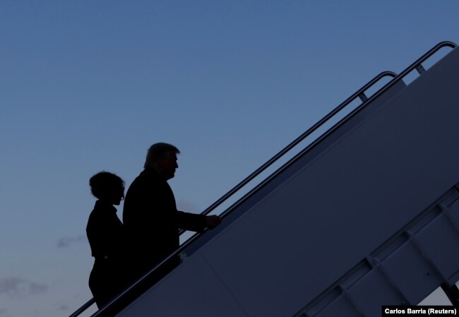 АҚШ-тың 45-президенті Дональд Трамп пен оның оның әйелі Мелания Трамп Эндрюс базасында Air Force One ұшағына мінгелі жатыр. 20 қаңтар 2021 жыл.