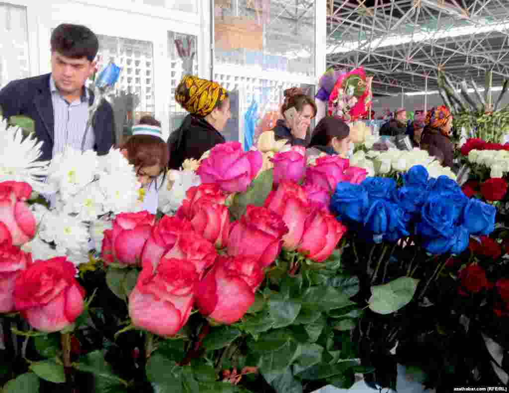 Aşgabadyň "Teke bazaryndaky" gül söwdasy