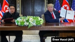 АҚШ президенті Дональд Трамп (оң жақта) пен Солтүстік Корея лидері Ким Чен Ын. Сингапур, 12 маусым 2018 жыл.