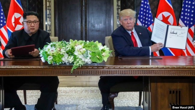 Trump pokazuje novinarima da je deklaracija potpisom i ozvaničena