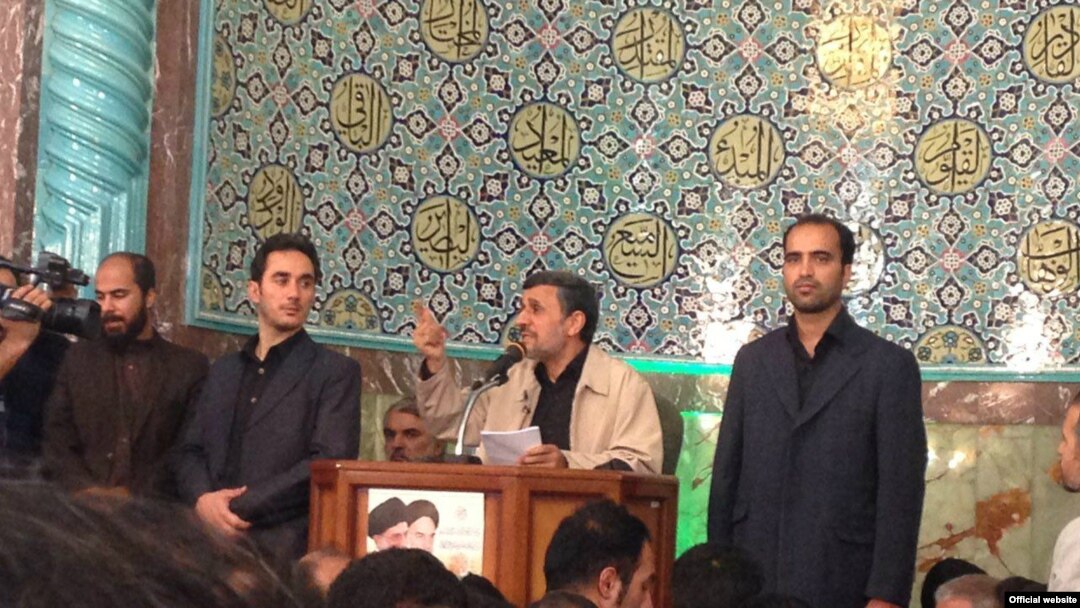محمود احمدی‌نژاد روز دوشنبه در مسجد نارمک.