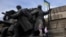Copii, jucându-se pe un monument din epoca sovietică consacrat Celui De-al Doilea Război Mondial, la Muzeul Național de Istorie al Ucrainei 