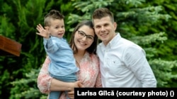 Eric s-a născut în Anglia acum doi ani. El locuiește cu părinții lui, Larisa și Alex, în Irlanda de Nord.