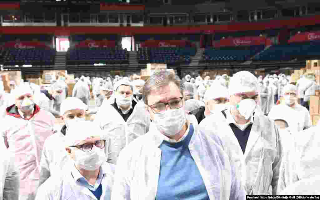 СРБИЈА - Српскиот претседател Александар Вучиќ потврди дека забраната за движење во Србија околу Велигден ќе трае од 17 до 5 часот во петок, со цел да се запре ширењето на пандемијата со коронавирусот.