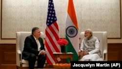 Mike Pompeo (solda) və Narendra Modi