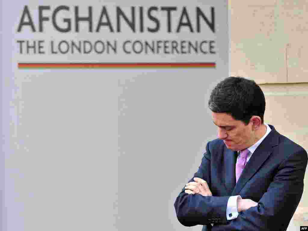 Шефот на британската дипломатија Дејвид Милибанд ги чека учесниците на конференцијата во Лондон
