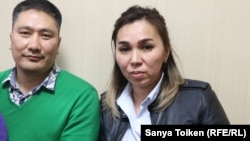 Расул Доскараев с женой в ожидании решения суда. Нур-Султан, 4 мая 2019 года.