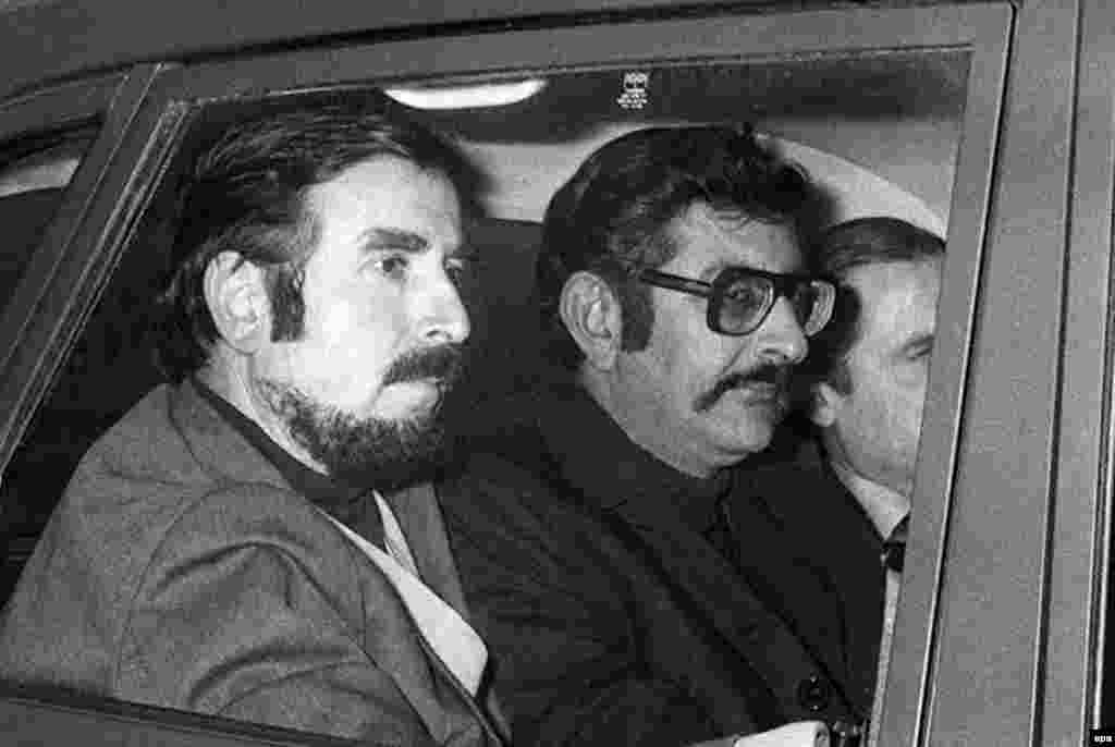 Abu Daoud (center), the mastermind behind the Munich attack who was wanted on an international arrest warrant, after his release in Paris in January 1977. Daoud died in Syria in 2010.