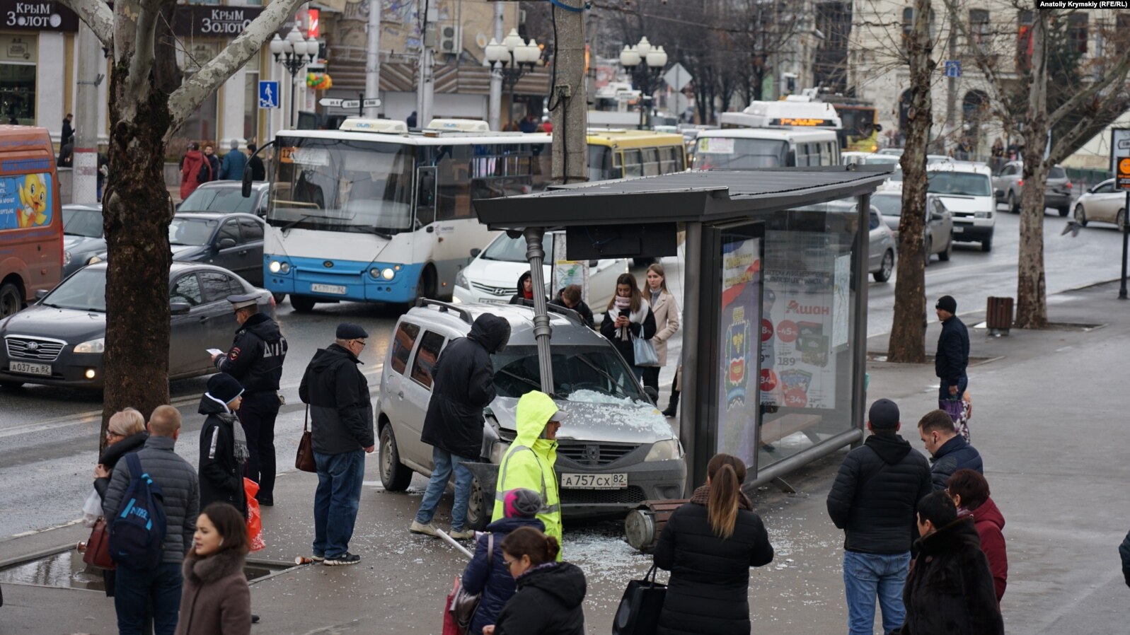 У Сімферополі автомобіль врізався в зупинку, є постраждалі