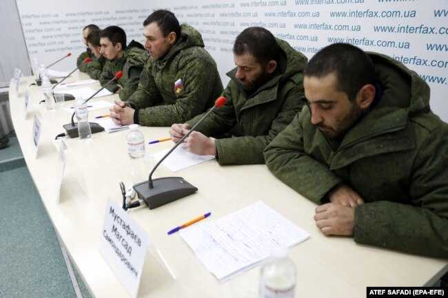 Полонені військовослужбовці російської армії під час пресконференції в Києві, 19 березня 2022 року