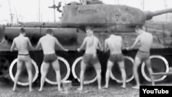 Скриншот. Курсанты танцуют тверк на фоне танка Т-34