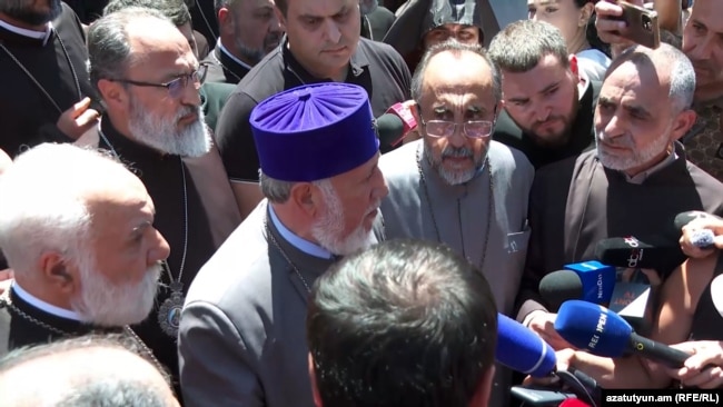 Armenia - El Catholicos Garegin II y el arzobispo Mikael Ajapahian hablan con periodistas durante un enfrentamiento con las fuerzas de seguridad, Echmiadzin, 27 de junio de 2026.
