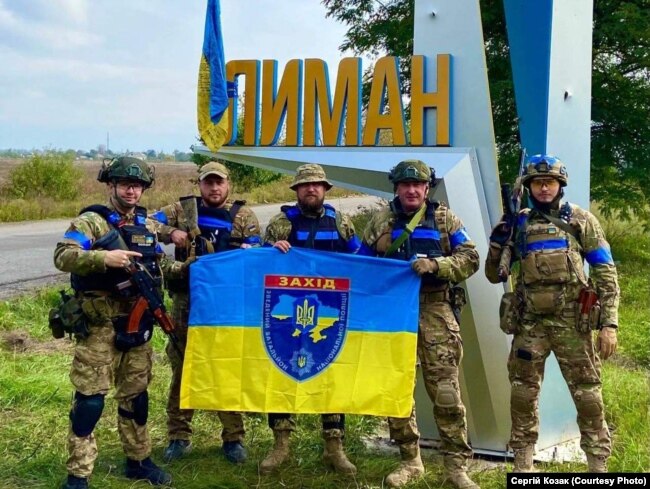 Бойцы батальона Национальной полиции Украины «Запад» после освобождения города Лимана от российской армии. Лиман, Донецкая область, 2 октября 2022 года