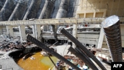 Workers at the Sayano-Shushenskaya dam in Cheryomushky on August 19, two days after the tragedy unfolded.