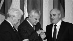 Голова Верховної Ради Української РСР Леонід Кравчук (в центрі) і президент СРСР Михайло Горбачов (праворуч)