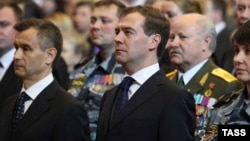 Президент России Дмитрий Медведев (в центре) на торжественном концерте, посвящённом Дню милиции. 10 ноября 2009 года