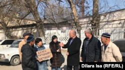Активисты у изолятора с призывом освободить политзаключенных. Шымкент, 3 марта 2020 года.