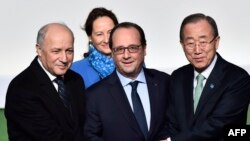 Генеральный секретарь ООН Пан Ги Мун, прибывший на конференцию по климату в Париж, (справа) приветствует французских политиков. 30 ноября 2015 года.