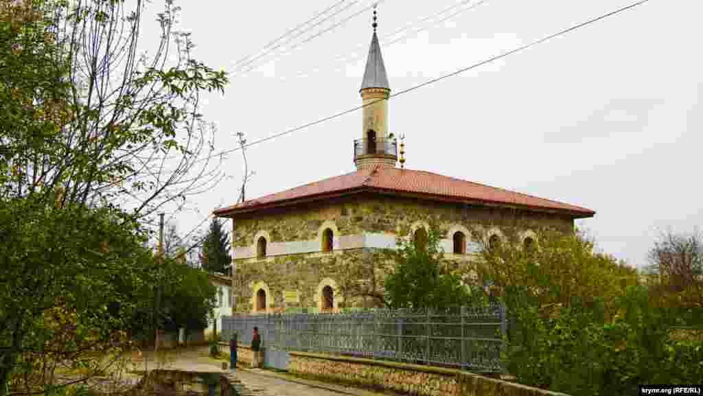 На плиті над ним зберігся напис арабською в&#39;яззю. Неподалік &ndash; старовинна мечеть Коккоз-Джамі