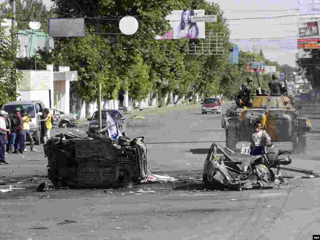 Kyrgyzstan -- Burnt out vehicles on the street following ethnic clashes in Jalal-Abad, 14Jun2010 - Ulice Jalal-Abada, nakon sukoba 14.06.2010. 