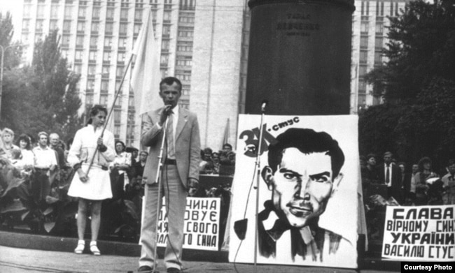 Леонід Громовий виступає під час мітингу 1 вересня 1990 року