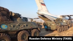 Російські БТР та Іл-76. Ілюстративне фото