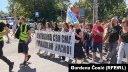 Sa protesta se zahteva smena Marka Krička, komandanta Jedinice za zaštitu određenih objekata i ličnosti (JZO) i hitno procesuiranje i sankcionisanje za zlostavljanje i mučenje privedenih osoba