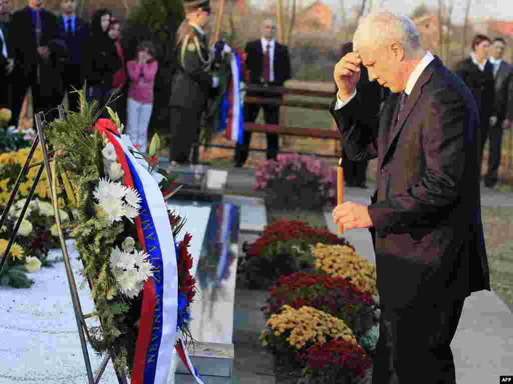 Hrvatska - Predsjednik Srbije Boris Tadić posjetio je spomenik žrtvama na Ovčari gdje je izrazio žaljenje i izvinjenje zbog zločina nad hrvatskim civilima i zarobljenicima, 04.11.2010. Foto: AFP