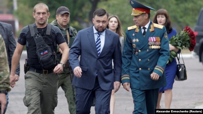 ÐÑеменнÑй глава "ÐÐÐ " ÐÐµÐ½Ð¸Ñ ÐÑÑилин (в ÑенÑÑе) пÑÐ¸ÐµÐ·Ð¶Ð°ÐµÑ Ð½Ð° ÑеÑÐµÐ¼Ð¾Ð½Ð¸Ñ ÑобÑÑвенной инаÑгÑÑаÑии. ÐонеÑк, 15 ÑенÑÑбÑÑ 2018 года