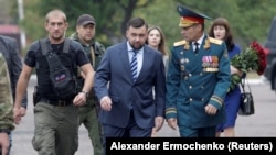 Временный глава "ДНР" Денис Пушилин (в центре) приезжает на церемонию собственной инаугурации. Донецк, 15 сентября 2018 года