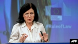 Vera Jourová, az Európai Bizottság alelnöke a jelentés bemutatóján