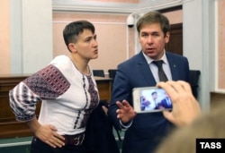Илья Новиков (справа) и его подзащитная Надежда Савченко в суде. Москва, 2016 год