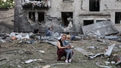 Жінка з дитиною біля знищеного Росією житлового будинку. Бориспіль. Україна, 1 вересня 2026 року 