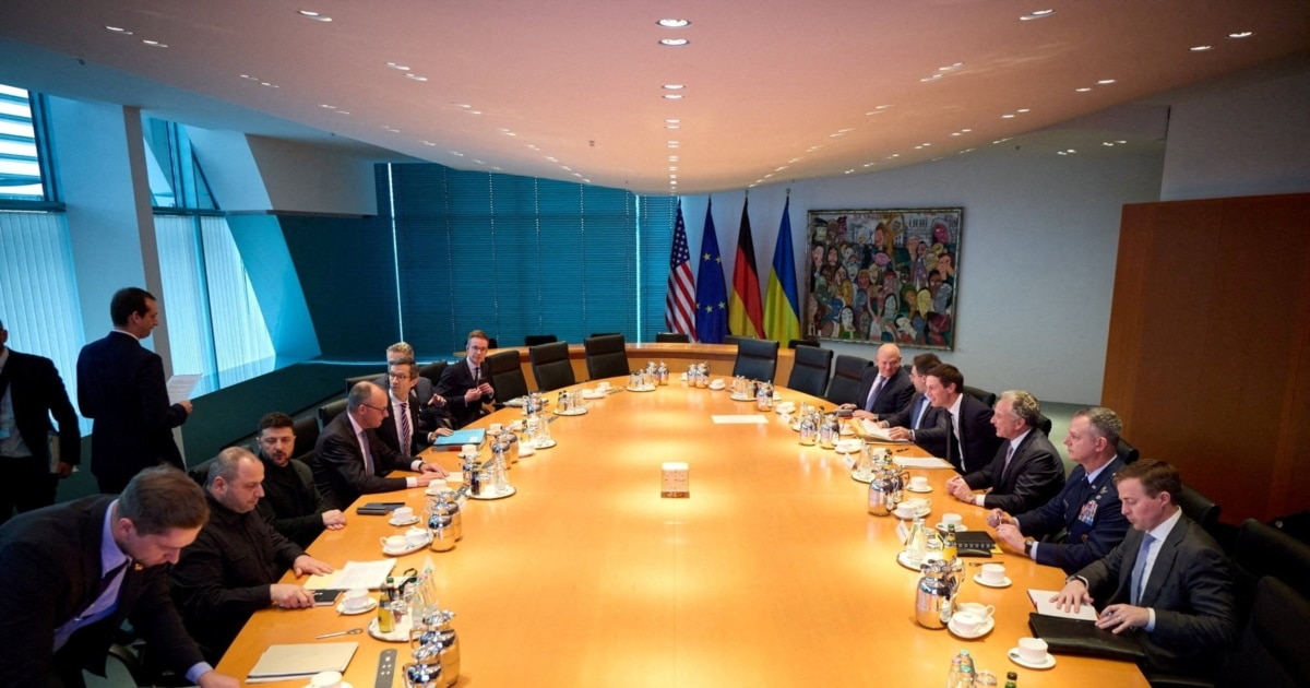 ЗМІ: Зеленський допустив відмову від вступу України до НАТО в обмін на гарантії безпеки