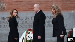 Рая Назарян (вляво) и Илияна Йотова при последната си официална публична поява заедно с подалия оставка президент Румен Радев по време на водосвет на бойните знамена на Паметника на Незнайния воин, 6 януари 2026 г.
