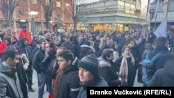 Demonstranti okupljeni na poziv opozicije ispred Skupštine u Kraljevu, 19. februara 2025.