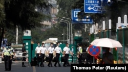 Китайське телебачення продемонструвало відео, на якому видно, як спускають американський прапор, і працівники залишають будівлю диппредставництва