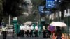 مأموران امنیتی در مقابل کنسولگری آمریکا در چِنگدو، استان سیچوآن چین. دوشنبه ۶ مرداد
