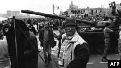 Demonstranti ispred ruskog parlamenta, 21. august 1991. 