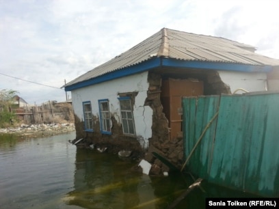 Бойдақтар кешіне стриптизші шақырылған, ол қалыңдықты мас күйінде қалдырып, оны сиқырлаған.