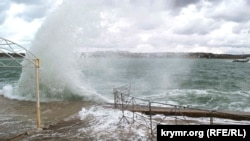 Шторм в Севастополе: волны и разрушения (фоторепортаж)